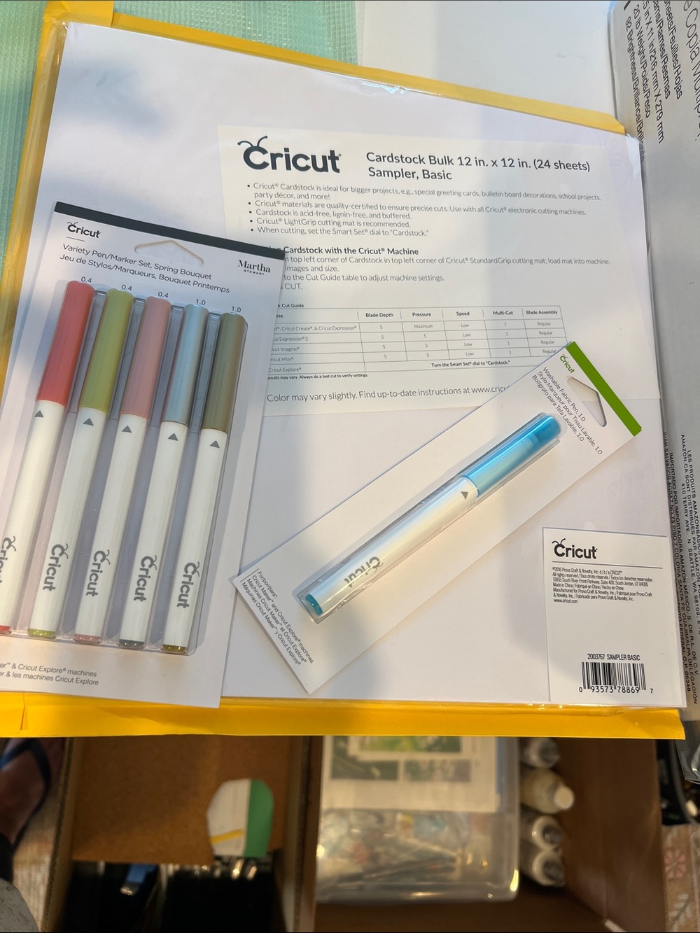Cricut Cardstock Sampler with Metallic Pens - White & Metallic Set
